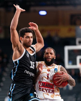 RJ Cole Umana Reyer Venice, 1 on the dribble against Kenneth Ogbe Veolia Towers Hamburg, 25 , GER, Veolia Towers Hamburg vs Umana Reyer Venice, Basketball, EuroCup, Matchday 15, Season 2025 2026, 21 01 2026 GER, Veolia Towers Hamburg vs Umana Reyer Venice, Basketball, EuroCup, Matchday 15, Season 2025 2026, 21 01 2026 Hamburg Copyright: xEibner-Pressefoto MaxxVincenx EP_MVN