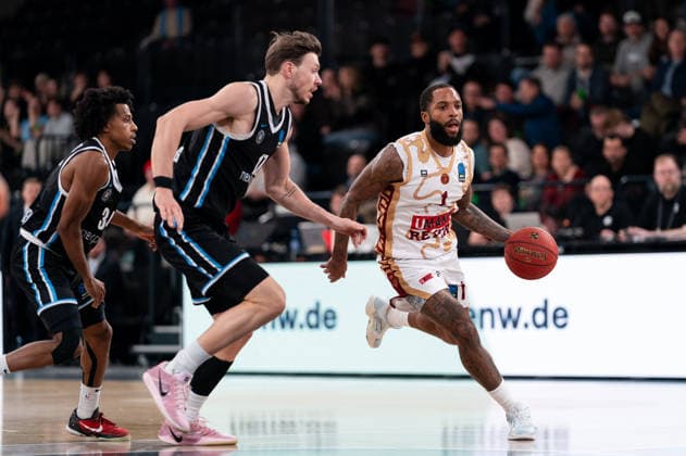 RJ Cole Umana Reyer Venice, 1 on the dribble, Niklas Wimberg Veolia Towers Hamburg, 17 , GER, Veolia Towers Hamburg vs Umana Reyer Venice, Basketball, EuroCup, Matchday 15, Season 2025 2026, 21 01 2026 GER, Veolia Towers Hamburg vs Umana Reyer Venice, Basketball, EuroCup, Matchday 15, Season 2025 2026, 21 01 2026 Hamburg Copyright: xEibner-Pressefoto MaxxVincenx EP_MVN