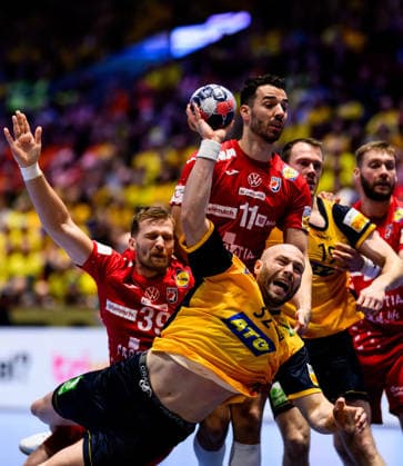 260121 Oscar Bergendahl of Sweden and David Mandic and Zvonimir Srna of Croatia during the EHF European Handball Championship preliminary round match between Sweden and Croatia on January 21, 2026 in Malmö Photo Petter Arvidson BILDBYRAN kod PA PA1130 handball handball handball handballs em 2026 sverige sweden croatia kroatien ehf european handball championship sverige bbeng grappa33 sverige sweden  Copyright: PETTERxARVIDSON BB260121PA149
