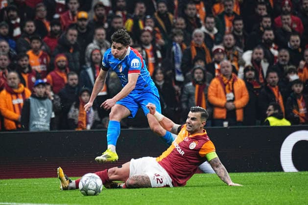 ISTANBUL, TURKEY - JANUARY 21: Abdulkerim Bardakci of Galatasaray SK and Julian Alvarez of Atletico de Madrid battle for the ball during the UEFA Champions League 2025 26 League Phase MD7 match between Galatasaray A.S. and Atletico de Madrid at Ali Sami Yen Spor Kompleksi Rams Park Stadium on January 21, 2026 in Istanbul, Turkey. Istanbul Turkey Copyright: xSeskimphotox GSaray-AMadrid-210126 (68)