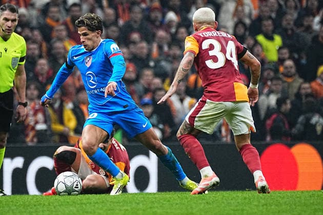 ISTANBUL, TURKEY - JANUARY 21: Lucas Torreira (34) of Galatasaray SK and Giuliano Simeone (L) of Atletico de Madrid battle for the ball during the UEFA Champions League 2025 26 League Phase MD7 match between Galatasaray A.S. and Atletico de Madrid at Ali Sami Yen Spor Kompleksi Rams Park Stadium on January 21, 2026 in Istanbul, Turkey. Istanbul Turkey Copyright: xSeskimphotox GSaray-AMadrid-210126 (76)