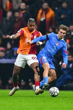 Galatasaray v Atletico Madrid - UEFA Champions League ISTANBUL, TURKIYE - JANUARY 21: Mario Lemina (L) of Galatasaray in action against Pablo Barrios (R) of Atletico Madrid during the UEFA Champions League week 7 football match between Galatasaray and Atletico Madrid at RAMS Park in Istanbul, Turkiye on January 21, 2026. Cem Tekkesinoglu Anadolu Istanbul Turkey. Editorial use only. Please get in touch for any other usage.  Copyright: x2026xAnadoluxCemxTekkesinoglux