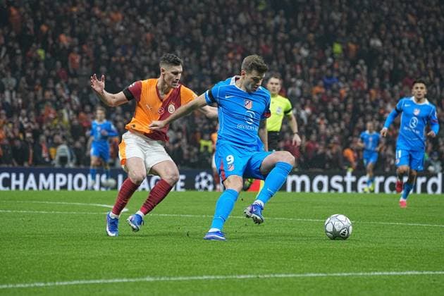 Roland Sallai of Galatasaray and Alexander Sörloth of Atletico Madrid during the UEFA Champions League match between Galatasaray SK and Atletico Madrid, in Istanbul, Turkey, 21 January 2026. ( Copyright: FatihxErdogdux-xDepoxPhotos 18969941