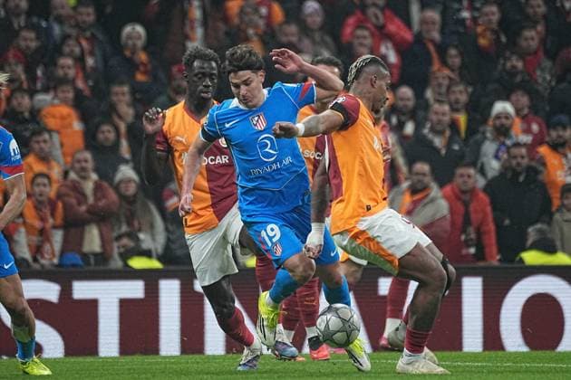 Mario Lemina, Davinson Sanchez and Julian Alvarez during the UEFA Champions League match between Galatasaray SK and Atletico Madrid, in Istanbul, Turkey, 21 January 2026. ( Copyright: FatihxErdogdux-xDepoxPhotos 18969963