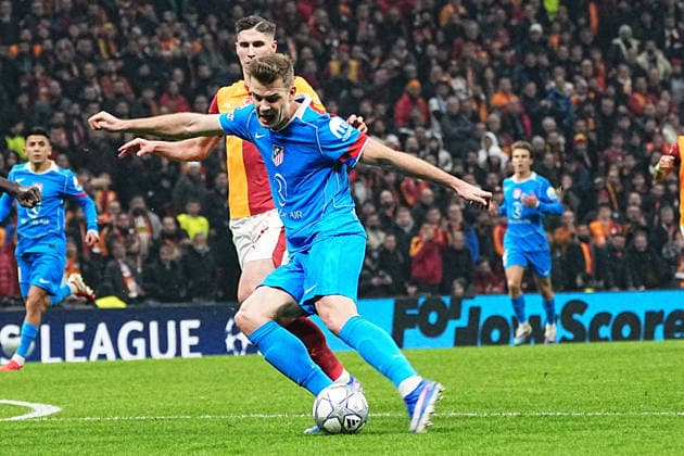 ISTANBUL, TURKEY - JANUARY 21: Roland Sallai of Galatasaray SK and Alexander Sorloth of Atletico de Madrid battle for the ball during the UEFA Champions League 2025 26 League Phase MD7 match between Galatasaray A.S. and Atletico de Madrid at Ali Sami Yen Spor Kompleksi Rams Park Stadium on January 21, 2026 in Istanbul, Turkey. Istanbul Turkey Copyright: xSeskimphotox GSaray-AMadrid-210126 (91)