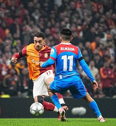 Yunus Akgun of Galatasaray and Thiago Almada of Atletico Madrid during the UEFA Champions League match between Galatasaray SK and Atletico Madrid, in Istanbul, Turkey, 21 January 2026. ( Copyright: FatihxErdogdux-xDepoxPhotos 18969988