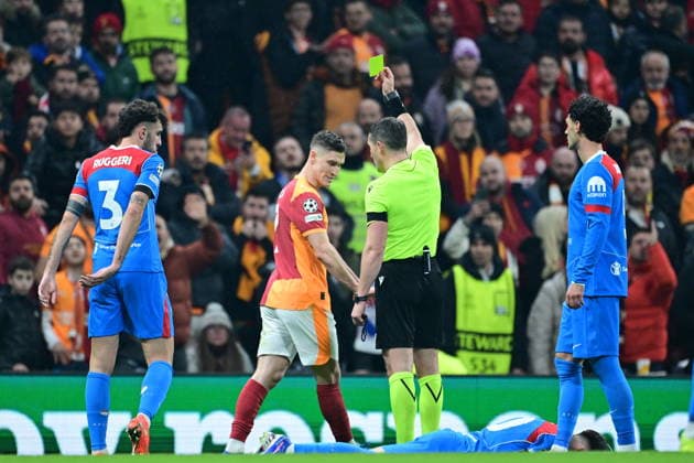 Galatasaray v Atletico Madrid - UEFA Champions League ISTANBUL, TURKIYE - JANUARY 21: Referee shows yellow card to Roland Sallai of Galatasaray during UEFA Champions League week 7 football match between Galatasaray and Atletico Madrid at RAMS Park in Istanbul, Turkiye on January 21, 2026. Abdulhamid Hosbas Anadolu Istanbul Turkey. Editorial use only. Please get in touch for any other usage.  Copyright: x2026xAnadoluxAbdulhamidxHosbasx