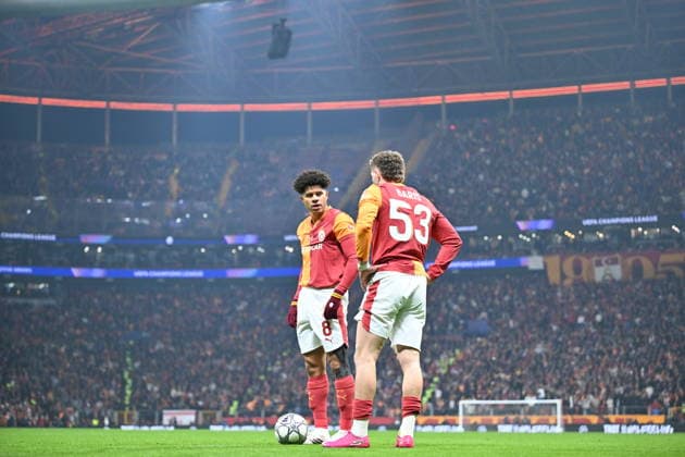 Galatasaray v Atletico Madrid - UEFA Champions League ISTANBUL, TURKIYE - JANUARY 21: Baris Alper Yilmaz (53) and Gabriel Sara (8) of Galatasaray prepare to use free kick during UEFA Champions League week 7 football match between Galatasaray and Atletico Madrid at RAMS Park in Istanbul, Turkiye on January 21, 2026. Abdulhamid Hosbas Anadolu Istanbul Turkey. Editorial use only. Please get in touch for any other usage.  Copyright: x2026xAnadoluxAbdulhamidxHosbasx