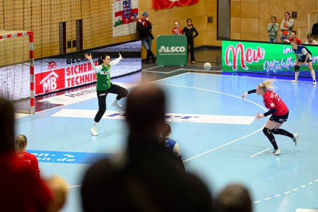 Johanna, Reichert Rueckraum, Thueringer HC, 29 in 7m against Nicole, Roth Goalkeeper, HSG Blomberg Lippe, 61 GER, Thuringia, Thueringer HC against HSG Blomberg Lippe, Alsco Handball Bundesliga Frauen, 1 Handballbundesliga Frauen, Handball, 14 Matchday, Season 2025 2026, 21 01 2026 GER, Thuringia, Thueringer HC vs HSG Blomberg Lippe, Alsco Handball Bundesliga Frauen, 1 Handballbundesliga Frauen, Handball, 14 Matchday, Season 2025 2026, 21 01 2026 Bad Langensalza Copyright: xEibner-Pressefoto MartinxHerbstx EP_MHT