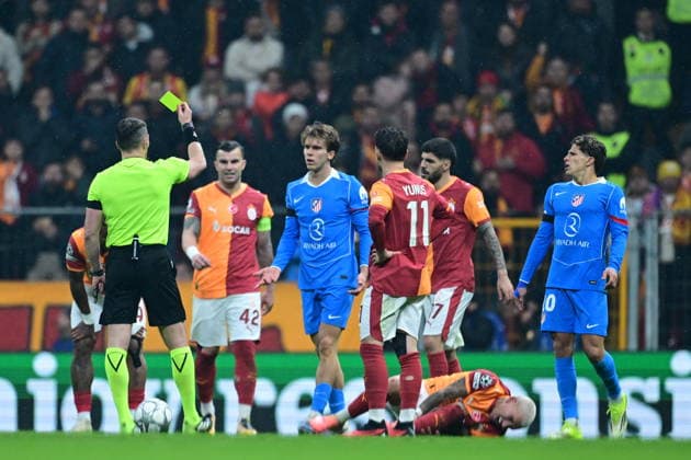 Galatasaray v Atletico Madrid - UEFA Champions League ISTANBUL, TURKIYE - JANUARY 21: Pablo Barrios (2nd L) of Atletico Madrid receives a yellow card during UEFA Champions League week 7 football match between Galatasaray and Atletico Madrid at RAMS Park in Istanbul, Turkiye on January 21, 2026. Abdulhamid Hosbas Anadolu Istanbul Turkey. Editorial use only. Please get in touch for any other usage.  Copyright: x2026xAnadoluxAbdulhamidxHosbasx