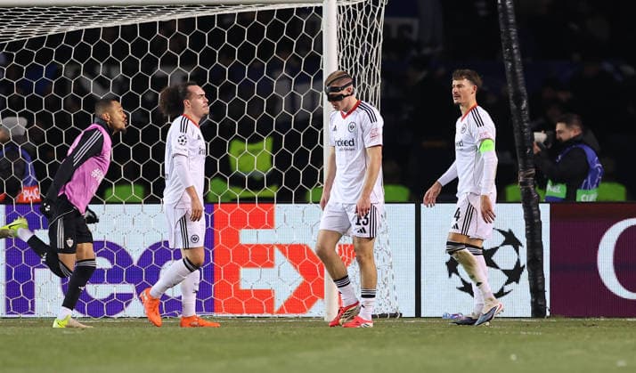 21 01 2026, Football UEFA Champions League, Qarabag Agdam FK Eintracht Frankfurt, v l , Arthur Theate Eintracht Frankfurt , Rasmus Kristensen Eintracht Frankfurt , Robin Koch Eintracht Frankfurt enttaeuscht, enttaeuscht schautend, dissapointed, traurig, frustiert, frust, gefrustet, frustrated DFL DFB REGULATIONS PROHIBIT ANY USE OF PHOTOGRAPHS AS IMAGE SEQUENCES AND OR QUASI VIDEO xdcx Copyright: HMBxMedia Claus