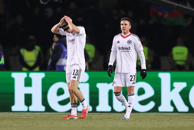 21 01 2026, Football UEFA Champions League, Qarabag Agdam FK Eintracht Frankfurt, v l , Rasmus Kristensen Eintracht Frankfurt , Mario Götze Eintracht Frankfurt enttaeuscht, enttaeuscht looking, dissapointed, sad, frustiert, frustiert, frustrated DFL DFB REGULATIONS PROHIBIT ANY USE OF PHOTOGRAPHS AS IMAGE SEQUENCES AND OR QUASI VIDEO xdcx Copyright: HMBxMedia Claus