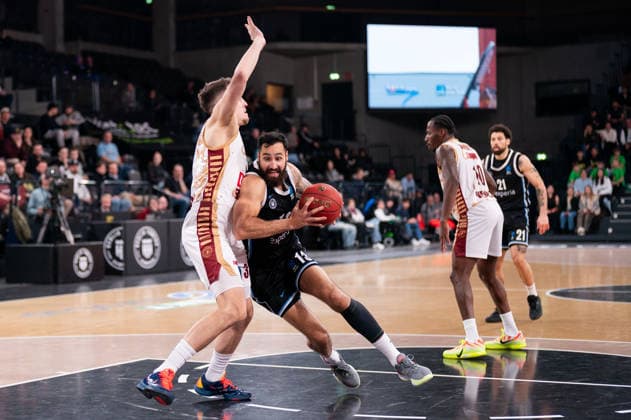 Martin Breunig Veolia Towers Hamburg, 13 dribbling against Kyle Wiltjer Umana Reyer Venice, 33 , GER, Veolia Towers Hamburg vs Umana Reyer Venice, Basketball, EuroCup, Matchday 15, Season 2025 2026, 21 01 2026 GER, Veolia Towers Hamburg vs Umana Reyer Venice, Basketball, EuroCup, Matchday 15, Season 2025 2026, 21 01 2026 Hamburg Copyright: xEibner-Pressefoto MaxxVincenx EP_MVN