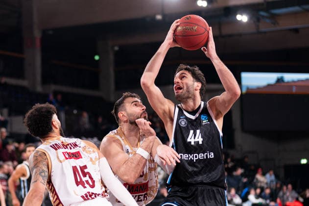 Benedikt Turudic Veolia Towers Hamburg, 44 in duel with Amedeo Tessitori Umana Reyer Venice, 00 , GER, Veolia Towers Hamburg vs Umana Reyer Venice, Basketball, EuroCup, Matchday 15, Season 2025 2026, 21 01 2026 GER, Veolia Towers Hamburg vs Umana Reyer Venice, Basketball, EuroCup, Matchday 15, Season 2025 2026, 21 01 2026 Hamburg Copyright: xEibner-Pressefoto MaxxVincenx EP_MVN