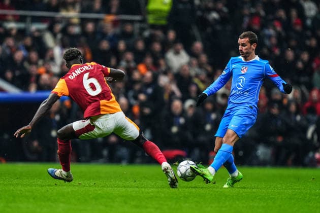 Galatasaray v Atletico Madrid - UEFA Champions League ISTANBUL, TURKIYE - JANUARY 21: Davinson Sanchez (L) of Galatasaray in action against Antoine Griezmann (R) of Atletico Madrid during UEFA Champions League week 7 football match between Galatasaray and Atletico Madrid at RAMS Park in Istanbul, Turkiye on January 21, 2026. Hakan Akgun Anadolu Istanbul Turkey. Editorial use only. Please get in touch for any other usage.  Copyright: x2026xAnadoluxHakanxAkgunx