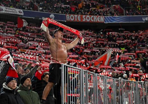 21 01 2026, Football UEFA Championsleague 2025 2026 Preliminary Round 7 Matchday, FC Bayern Munich Union Saint Gilloise, in the Allianz Arena Munich Naked fan in freezing temperatures DFL and DFB regulations prohibit any use of photographs as image sequences and or quasi video