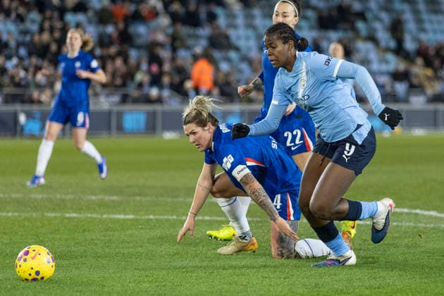 Manchester City v Chelsea - Subway Women s League Cup Semi Final Khadija Shaw 9 of Manchester City Women F.C. is tackled by Millie Bright 4 of Chelsea Women F.C. during the FA Women s League Cup match between Manchester City and Chelsea at the Joie Stadium in Manchester, on January 21, 2026. Manchester United Kingdom  Copyright: xMIxNewsx originalFilename:fletcher-manchest260120_npktp.jpg