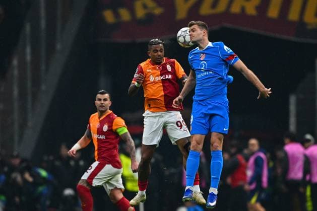 Galatasaray v Atletico Madrid - UEFA Champions League ISTANBUL, TURKIYE - JANUARY 21: Galatasaray s Mario Lemina (C) in action against Atletico Madrid s Alexander Sorloth (R) during the UEFA Champions League match between Galatasaray and Atletico Madrid at RAMS Park in Istanbul, Turkiye, on January 21, 2026. Cem Tekkesinoglu Anadolu Istanbul Turkey. Editorial use only. Please get in touch for any other usage.  Copyright: x2026xAnadoluxCemxTekkesinoglux