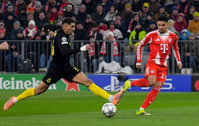 21 01 2026, xemx, Football UEFA Champions League, FC Bayern Muenchen Union Saint Gilloise v l Anan Khalaili Union Saint Gilloise , Luis Diaz FC Bayern Muenchen Zweikampf, Aktion, action, battle for the ball DFL DFB REGULATIONS PROHIBIT ANY USE OF PHOTOGRAPHS as IMAGE SEQUENCES and or QUASI VIDEO Muenchen