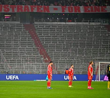21 01 2026, Football UEFA Championsleague 2025 2026 Preliminary Round 7 Matchday, FC Bayern Munich Union Saint Gilloise, in the Allianz Arena Munich Behind the Bayern players the empty South Curve f l Aleksandar Pavlovic FC Bayern Munich , Raphael Guerreiro FC Bayern Munich and Harry Kane FC Bayern Munich DFL and DFB regulations prohibit any use of photographs as image sequences and or quasi video