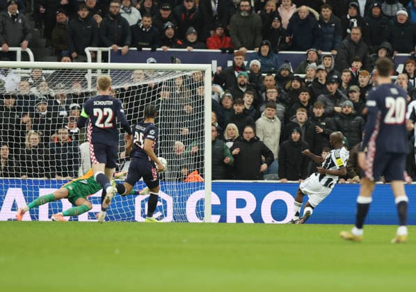 Newcastle Upon Tyne, England, 21st January 2026. Joanne Wissa of Newcastle United scoring the first goal during the Newcastle United vs PSV Eindhoven UEFA Champions League match at St. James Park, Newcastle Upon Tyne. Picture credit should read: Nigel Roddis Sportimage EDITORIAL USE ONLY. No use with unauthorised audio, video, data, fixture lists, club league logos or live services. Online in-match use limited to 120 images, no video emulation. No use in betting, games or single club league player publications. SPI_022_NR_NEWC_PSV SPI-4467-0021