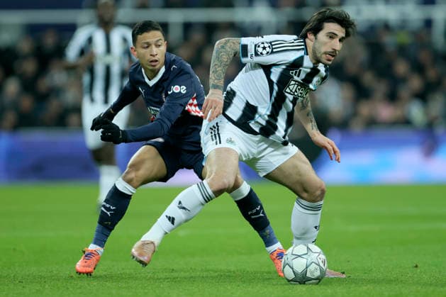 Newcastle United FC v PSV Eindhoven - UEFA Champions League 2025 26 League Phase MD7 Mauro Junior of PSV Eindhoven and Sandro Tonali of Newcastle United challenge during the UEFA Champions League 2025 26 League Phase MD7 match between Newcastle United FC and PSV Eindhoven at St James Park on January 21, 2026 in Newcastle upon Tyne, England. WARNING! This Photograph May Only Be Used For Newspaper And Or Magazine Editorial Purposes. May Not Be Used For Publications Involving 1 player, 1 Club Or 1 Competition Without Written Authorisation From Football DataCo Ltd. For Any Queries, Please Contact Football DataCo Ltd on +44 (0) 207 864 9121 Newcastle upon Tyne St. James Park England United Kingdom Copyright: xAllstarxPicturexLibraryxLtdx