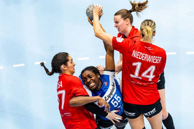 21 01 2026, GER, Handball, Women, Season 2025 2026, Alsco 1 Bl, 14 Matchday, Thueringer HC HSG Blomberg Lippe Farrelle Alicia Njinkeu HSG Blomberg Lippe , Kelly de Abreu Rosa Thueringer HC,3 , Anna Szabo Thueringer HC,26 , Anika Niederwieser Thueringer HC,14 99947 Bad Langensalza Salza Halle Sporthalle Mehrz Thüringen Germany