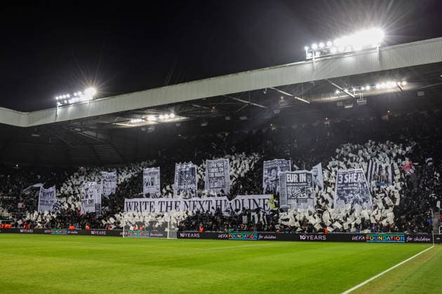 UEFA Champions League Matchday 7 of 8 Newcastle United v PSV Eindhoven Newcastle fans hold up flags before the game during the UEFA Champions League Matchday 7 of 8 Newcastle United v PSV Eindhovenn at St. James s Park, Newcastle, United Kingdom, 21st January 2026 (Photo by Mark Cosgrove News Images) Newcastle St. James s Park Tyne and Wear United Kingdom Copyright: xMarkxCosgrove NewsxImagesx