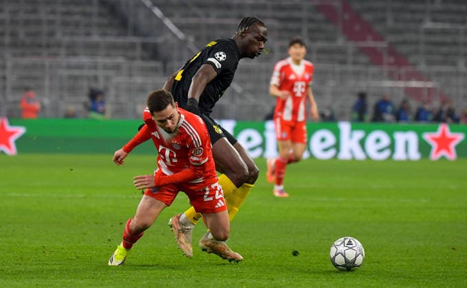 21 01 2026, xemx, Football UEFA Champions League, FC Bayern Muenchen Union Saint Gilloise v l Raphael Guerreiro FC Bayern Muenchen , Promise David Union Saint Gilloise duel, action, action, battle for the ball DFL DFB REGULATIONS PROHIBIT ANY USE OF PHOTOGRAPHS as IMAGE SEQUENCES and or QUASI VIDEO Muenchen