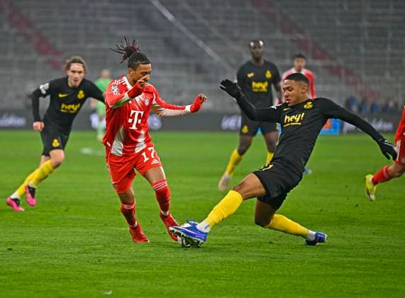 21 01 2026, Football UEFA Championsleague 2025 2026 Preliminary Round 7 Matchday, FC Bayern Munich Union Saint Gilloise, at Allianz Arena Munich v l Michael Olise FC Bayern Munich v Guilherme Smith Union Saint Gilloise DFL and DFB regulations prohibit any use of photographs as image sequences and or quasi video