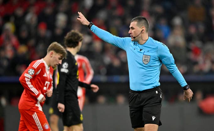 Referee Referee Rade Obrenovic SVN Gesture Gesture Lennart Karl Bayern Muenchen FCB 42 FC Bayern Muenchen FCB vs R Union Saint Gilloise Matchday 7 21 01 2026 DFL REGULATIONS PROHIBIT ANY USE OF PHOTOGRAPHS AS IMAGE SEQUENCES AND OR QUASI VIDEO FC Bayern Muenchen FCB vs R Union Saint Gilloise