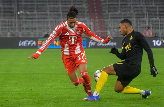 21 01 2026, xemx, Football UEFA Champions League, FC Bayern Muenchen Union Saint Gilloise v l Michael Olise FC Bayern Muenchen , Guilherme Smith Union Saint Gilloise Zweikampf, Aktion, action, battle for the ball DFL DFB REGULATIONS PROHIBIT ANY USE OF PHOTOGRAPHS as IMAGE SEQUENCES and or QUASI VIDEO Muenchen