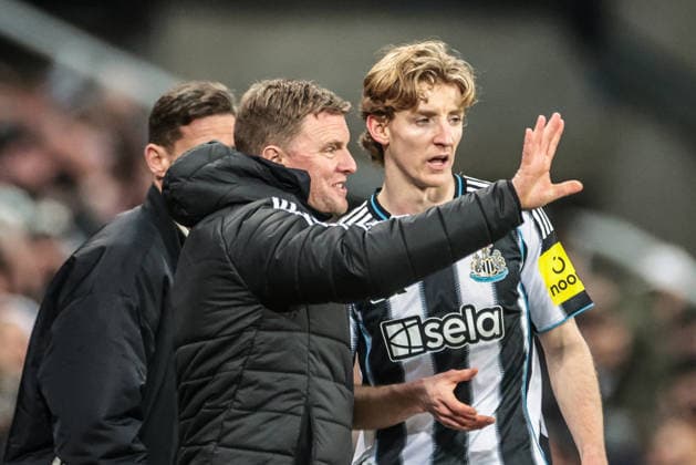 UEFA Champions League Matchday 7 of 8 Newcastle United v PSV Eindhoven Eddie Howe manager of Newcastle United gives his team instructions Anthony Gordon of Newcastle Untied during the UEFA Champions League Matchday 7 of 8 Newcastle United v PSV Eindhovenn at St. James s Park, Newcastle, United Kingdom, 21st January 2026 (Photo by Mark Cosgrove News Images) Newcastle St. James s Park Tyne and Wear United Kingdom Copyright: xMarkxCosgrove NewsxImagesx