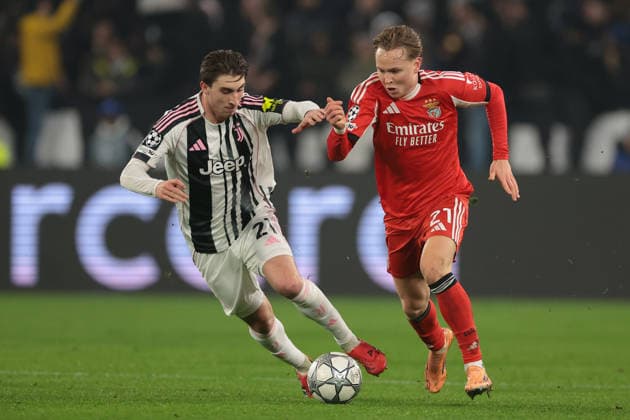 Turin, Italy, 21st January 2026. Andreas Schjelderup of SL Benfica. is pursued by Fabio Miretti of Juventus as he breaks with the ball during the Juventus vs Benfica UEFA Champions League match at Juventus Stadium, Turin. Picture credit should read: Jonathan Moscrop Sportimage EDITORIAL USE ONLY. No use with unauthorised audio, video, data, fixture lists, club league logos or live services. Online in-match use limited to 120 images, no video emulation. No use in betting, games or single club league player publications. SPI_003_JM_JUVE_BENFICA_UCL SPI-4420-0001