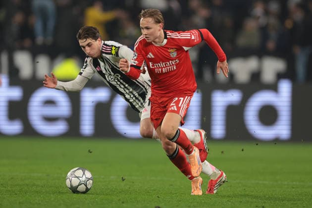 Turin, Italy, 21st January 2026. Andreas Schjelderup of SL Benfica. is pursued by Fabio Miretti of Juventus as he breaks with the ball during the Juventus vs Benfica UEFA Champions League match at Juventus Stadium, Turin. Picture credit should read: Jonathan Moscrop Sportimage EDITORIAL USE ONLY. No use with unauthorised audio, video, data, fixture lists, club league logos or live services. Online in-match use limited to 120 images, no video emulation. No use in betting, games or single club league player publications. SPI_004_JM_JUVE_BENFICA_UCL SPI-4420-0002