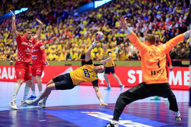 Swedens Max Darj scores during the handball match of the European Handball Championship Group E between Sweden and Croatia at Malmö Arena, Malmö, Sweden, January 21, 2026 MALMÖ SWEDEN x10600x  Copyright: xAndreasxHillergren TTx EHF EURO 2026 SWEDEN-CROATIA