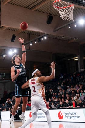 Zacharie Perrin Veolia Towers Hamburg, 52 on lay-up, Chris Horton Umana Reyer Venice, 2 , GER, Veolia Towers Hamburg vs Umana Reyer Venice, Basketball, EuroCup, Matchday 15, Season 2025 2026, 21 01 2026 GER, Veolia Towers Hamburg vs Umana Reyer Venice, Basketball, EuroCup, Matchday 15, Season 2025 2026, 21 01 2026 Hamburg Copyright: xEibner-Pressefoto MaxxVincenx EP_MVN