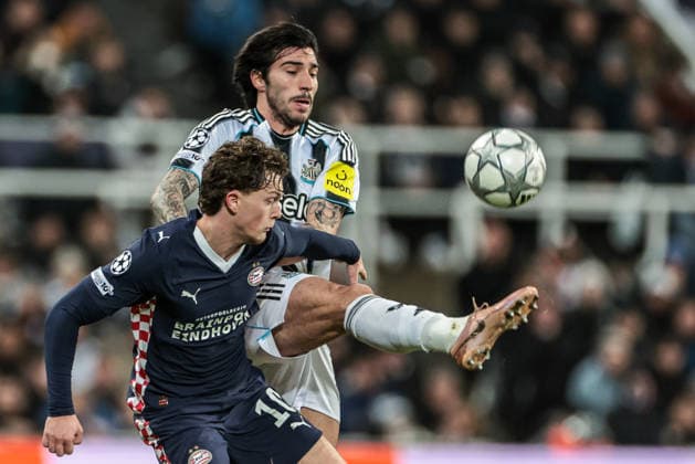 UEFA Champions League Matchday 7 of 8 Newcastle United v PSV Eindhoven Paul Wanner of PSV Eindhoven and Sandro Tonali of Newcastle Untied battle for the ball during the UEFA Champions League Matchday 7 of 8 Newcastle United v PSV Eindhovenn at St. James s Park, Newcastle, United Kingdom, 21st January 2026 (Photo by Mark Cosgrove News Images) Newcastle St. James s Park Tyne and Wear United Kingdom Copyright: xMarkxCosgrove NewsxImagesx
