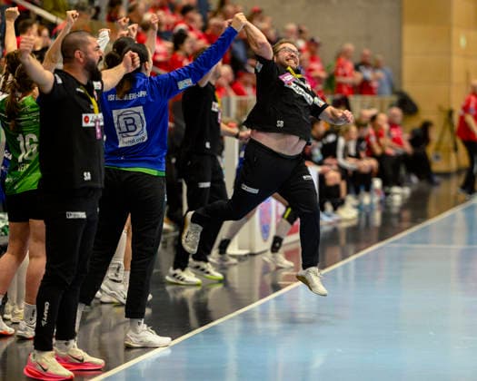 Steffen, Birkner coach, HSG Blomberg Lippe jubilation, jump to the final whistle victory against Thueringer HC Auswaerts GER, Thuringia, Thueringer HC against HSG Blomberg Lippe, Alsco Handball Bundesliga Frauen, 1 Handballbundesliga Frauen, Handball, Matchday 14, Season 2025 2026, 21 01 2026 GER, Thuringia, Thueringer HC vs HSG Blomberg Lippe, Alsco Handball Bundesliga Frauen, 1 Handballbundesliga Frauen, Handball, Matchday 14, Season 2025 2026, 21 01 2026 Bad Langensalza Copyright: xEibner-Pressefoto MartinxHerbstx EP_MHT