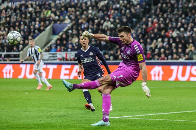 UEFA Champions League Matchday 7 of 8 Newcastle United v PSV Eindhoven Newcastle Untied goalkeeper Nick Pope clears the ball during the UEFA Champions League Matchday 7 of 8 Newcastle United v PSV Eindhovenn at St. James s Park, Newcastle, United Kingdom, 21st January 2026 (Photo by Mark Cosgrove News Images) Newcastle St. James s Park Tyne and Wear United Kingdom Copyright: xMarkxCosgrove NewsxImagesx