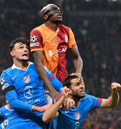 Galatasaray v Atletico Madrid - UEFA Champions League ISTANBUL, TURKIYE - JANUARY 21: Victor Osimhen (C) of Galatasaray in action against David Hancko (R) of Atletico Madrid during the UEFA Champions League week 7 football match between Galatasaray and Atletico Madrid at RAMS Park in Istanbul, Turkiye on January 21, 2026. Elif Ozturk Anadolu Istanbul Turkey. Editorial use only. Please get in touch for any other usage.  Copyright: x2026xAnadoluxElifxOzturkx