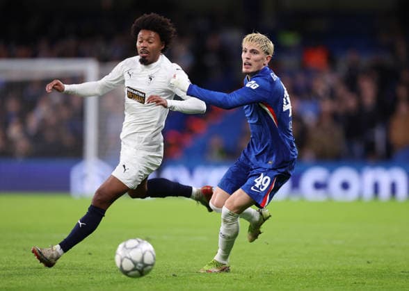 London, England, 21st January 2026. Alejandro Garnacho of Chelsea (R) is challenged by Bruno of Pafos FC during the Chelsea vs Pafos FC UEFA Champions League match at Stamford Bridge, London. Picture credit should read: David Klein Sportimage EDITORIAL USE ONLY. No use with unauthorised audio, video, data, fixture lists, club league logos or live services. Online in-match use limited to 120 images, no video emulation. No use in betting, games or single club league player publications. SPI_020_DK_CHELSEA_PAFOS SPI-4466-0020