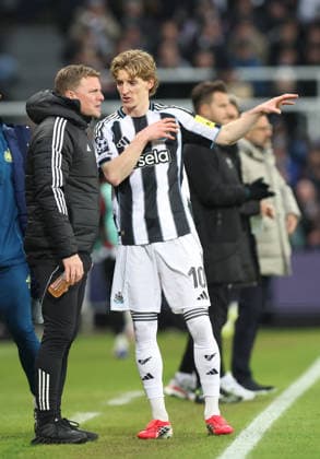 Newcastle Upon Tyne, England, 21st January 2026. Eddie Howe manager of Newcastle United instructs Anthony Gordon of Newcastle United during the Newcastle United vs PSV Eindhoven UEFA Champions League match at St. James Park, Newcastle Upon Tyne. Picture credit should read: Nigel Roddis Sportimage EDITORIAL USE ONLY. No use with unauthorised audio, video, data, fixture lists, club league logos or live services. Online in-match use limited to 120 images, no video emulation. No use in betting, games or single club league player publications. SPI_029_NR_NEWC_PSV SPI-4467-0030