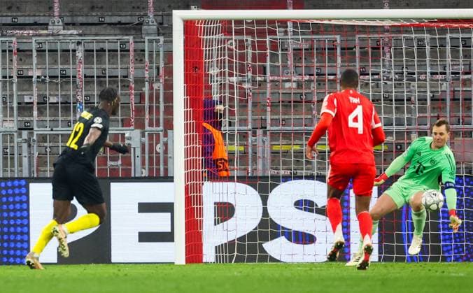 Union s Promise David and Bayern s goalkeeper Manuel Neuer fight for the ball during a soccer game between German FC Bayern Munich and Belgian Royale Union Saint-Gilloise, on Wednesday 21 January 2026 in Munich, on the seventh day of the League phase of the UEFA Champions League tournament. VIRGINIExLEFOUR  x157561471x