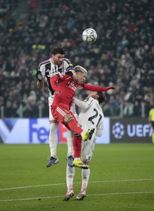 Manuel Locatelli of Juventus FC and Gianluca Prestianni of SL Benfica fighting for the ball during the Uefa Champions League 2025 26 season football match between Juventus FC and SL Benfica on 21 January 2026 at Allianz Stadium, Turin, Italy. Photo Nderim KACELI  Copyright: xNderimxKaceli IPAxSportx xipa-agency.netx xx IPA_70387447 IPA_Agency_IPA70387447
