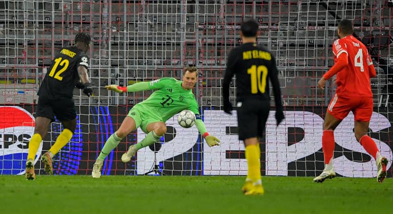 21 01 2026, xemx, Football UEFA Champions League, FC Bayern Muenchen Union Saint Gilloise v l Promise David Union Saint Gilloise , Manuel Neuer FC Bayern Muenchen with parade DFL DFB REGULATIONS PROHIBIT ANY USE OF PHOTOGRAPHS as IMAGE SEQUENCES and or QUASI VIDEO Muenchen