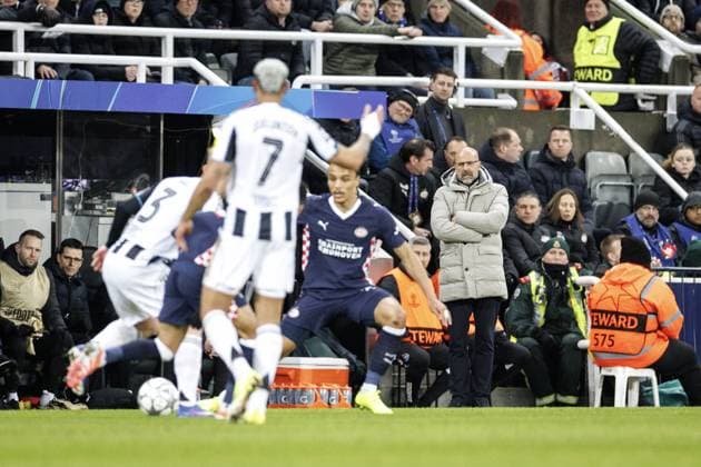 NEWCASTLE - (L-R) PSV Eindhoven coach Peter Bosz on the sidelines during the UEFA Champions League match between Newcastle United FC and PSV Eindhoven at St. James Park Stadium on January 21, 2026, in Newcastle, United Kingdom. SEM VAN DER WAL ANP UEFA Champions League 2025-2026 xVIxANPxSportx xxANPxIVx 548186235 originalFilename: 548186235.jpg