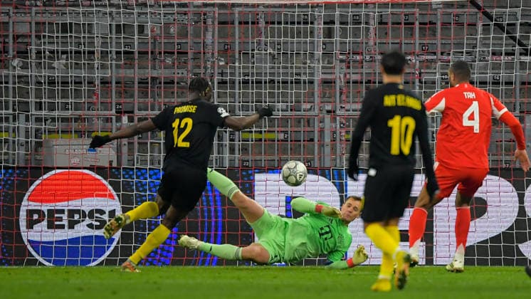 21 01 2026, xemx, Football UEFA Champions League, FC Bayern Muenchen Union Saint Gilloise v l Promise David Union Saint Gilloise , Manuel Neuer FC Bayern Muenchen with parade DFL DFB REGULATIONS PROHIBIT ANY USE OF PHOTOGRAPHS as IMAGE SEQUENCES and or QUASI VIDEO Muenchen