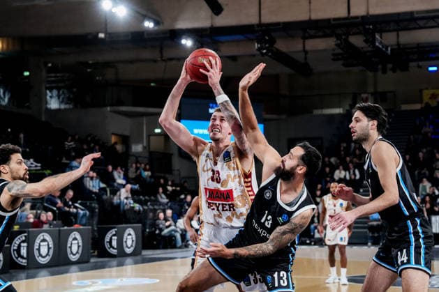 Germany Basketball EuroCup season 2025 26 15 Matchday Veolia Towers Hamburg vs Umana Reyer Venice Inselpark Arena Hamburg , Germany Basketball 2025 26 EuroCup season Round 15 Veolia Towers Hamburg vs Umana Reyer Venice Inselpark Arena Hamburg Kyle Wiltjer Umana Reyer Venezia, 33 , Benedikt TurudiÄ‡ Veolia Towers Hamburg, 44 , Martin Breunig Veolia Towers Hamburg, 13 , Devon Daniels Veolia Towers Hamburg, 21 Copyright: xStefanxTrochax