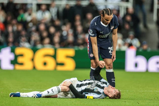 UEFA Champions League Matchday 7 of 8 Newcastle United v PSV Eindhoven Kiliann Sildillia of PSV Eindhoven checks on Lewis Hall of Newcastle Untied during the UEFA Champions League Matchday 7 of 8 Newcastle United v PSV Eindhovenn at St. James s Park, Newcastle, United Kingdom, 21st January 2026 (Photo by Mark Cosgrove News Images) Newcastle St. James s Park Tyne and Wear United Kingdom Copyright: xMarkxCosgrove NewsxImagesx